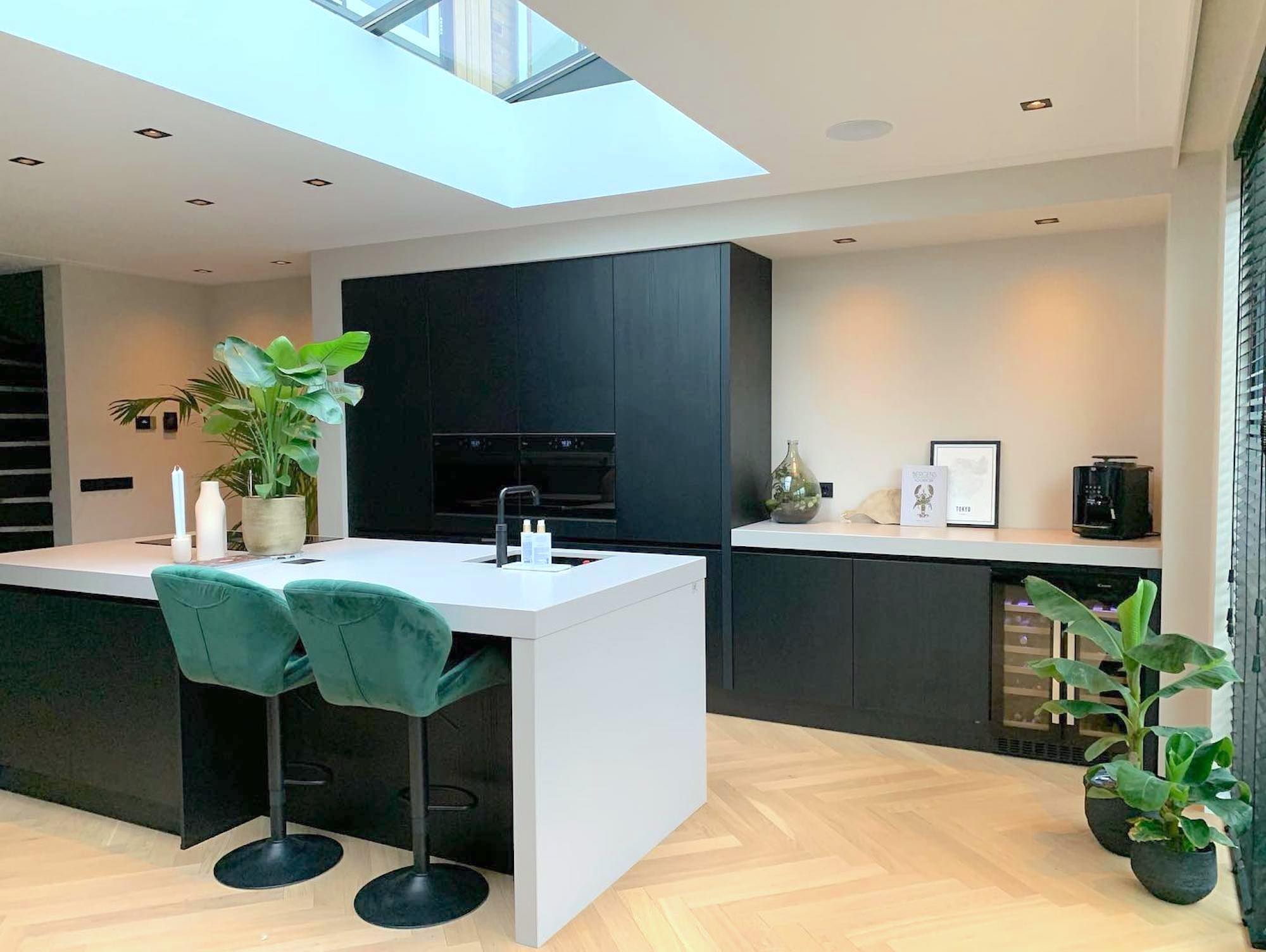 Aanbouw keuken met dakraam.