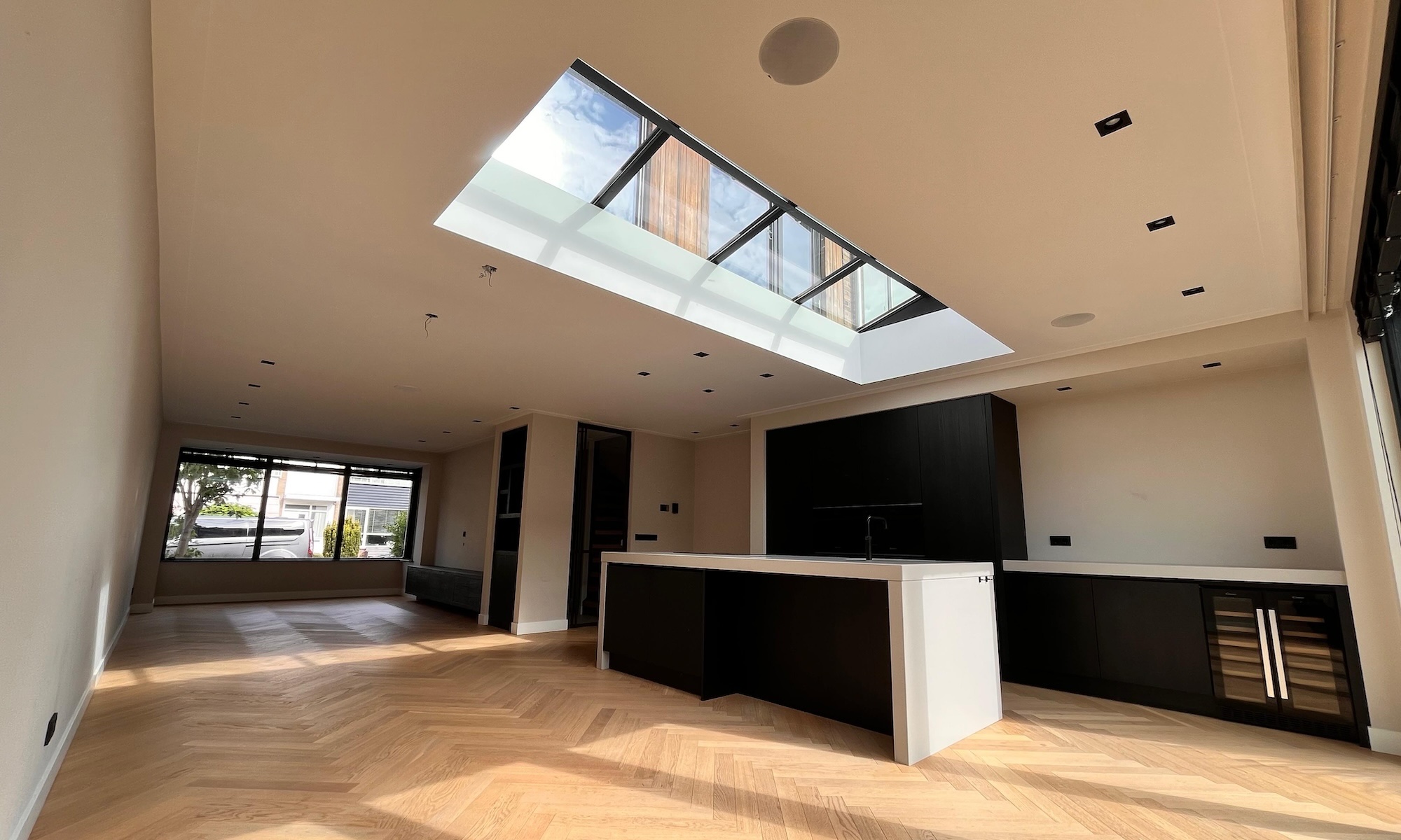 Aanbouw en dakraam door Donlou Bouw