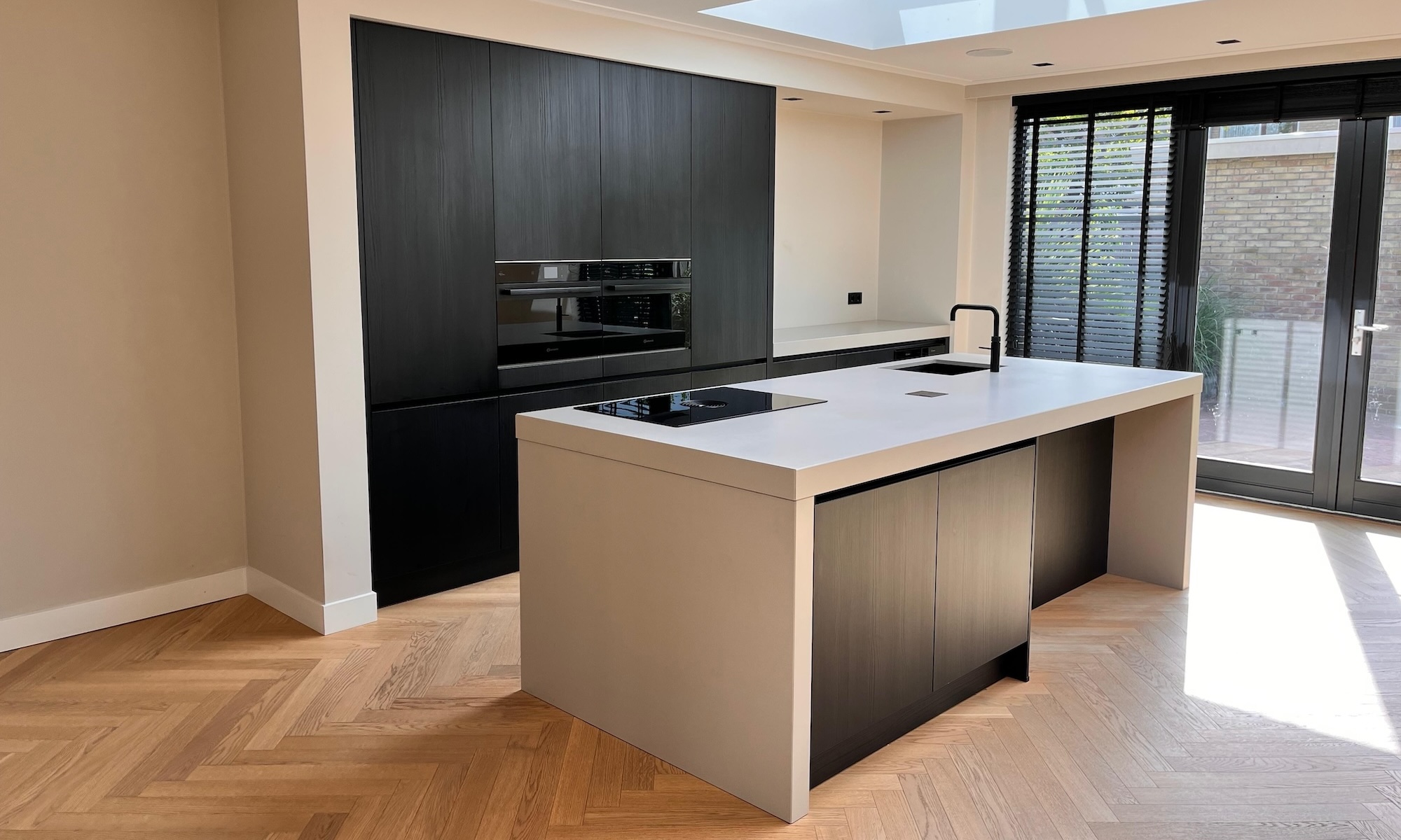 Aanbouw en keuken met kookeiland door Donlou Bouw